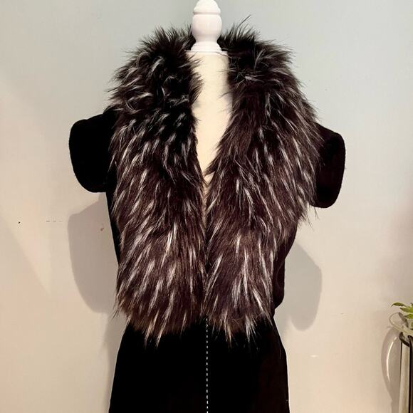 NEW Bebe Faux Fur Statement Collar Oversized Knit Shrug Draped Sweater Black Wh… - Picture 16 of 16